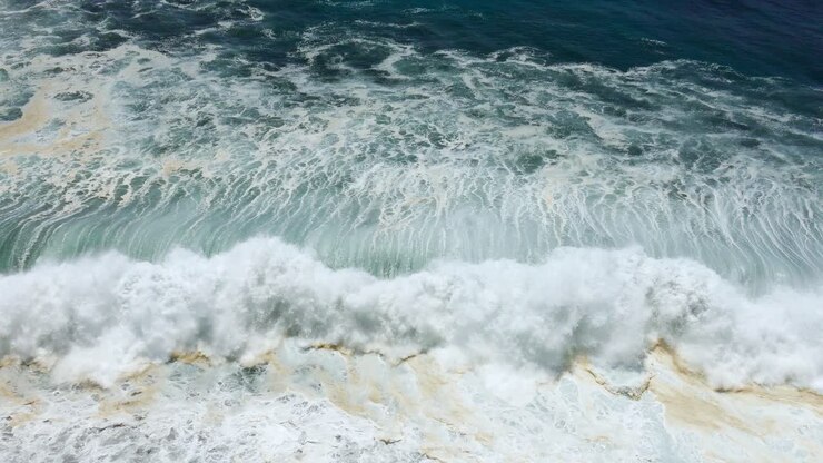 poderosas olas chocando contra la costa