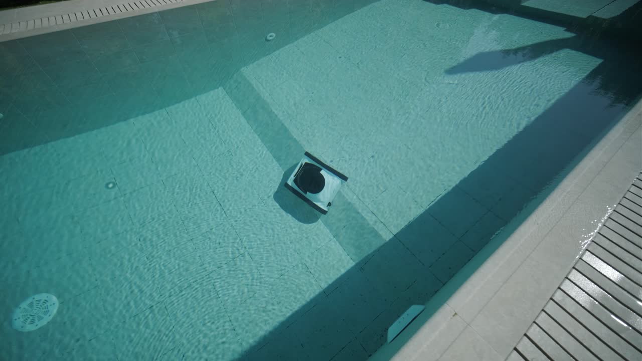 Swimming pool with a pool cleaner