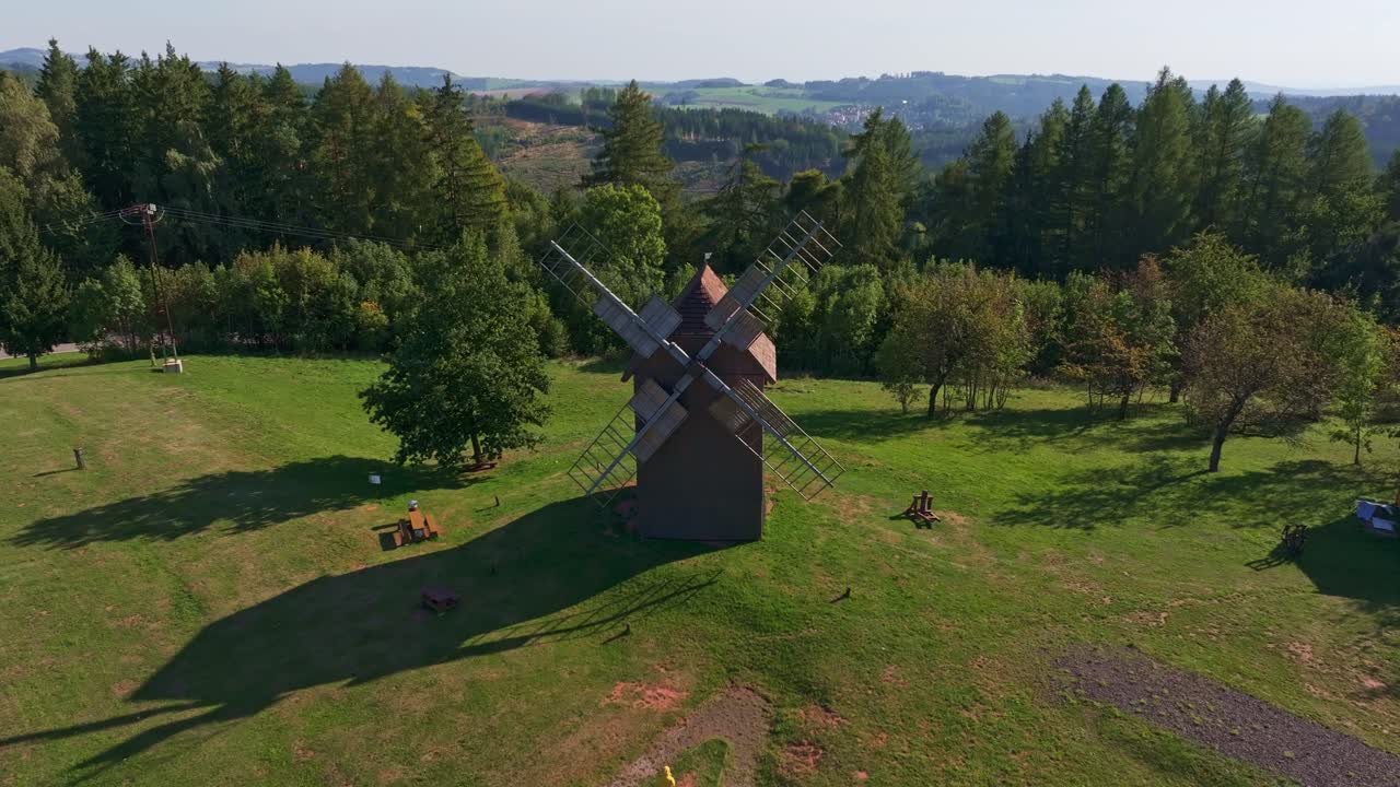 Droneopptak av Borovnicky Mlyn vindmølle som hviler i naturen, Tsjekkia