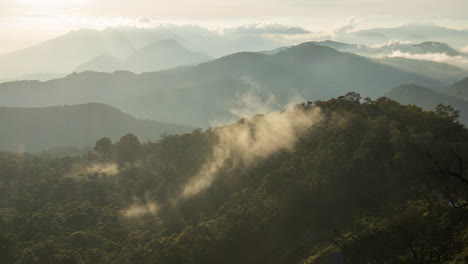 Niebla-Que-Se-Arremolina-Contra-La-Luz-Del-Suave-Sol-De-La-Mañana-En-La-Ladera-Montañosa-Del-Volcán