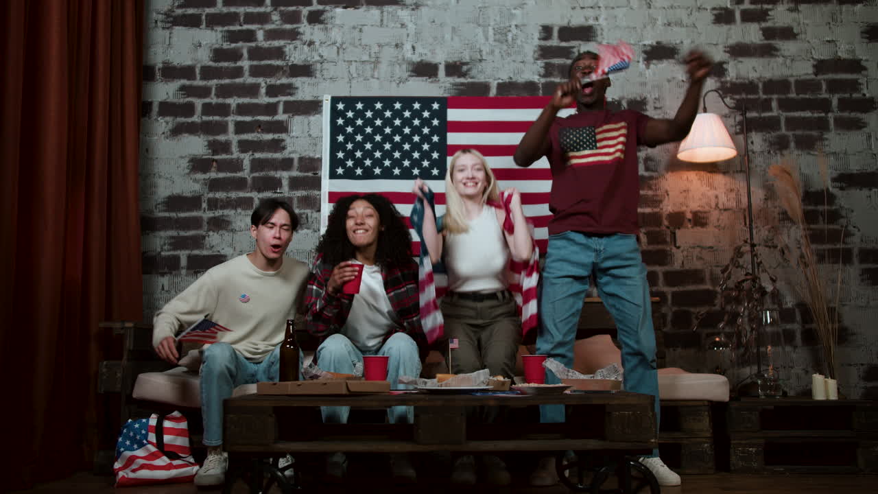 7월 4일을 축하하는 친구들