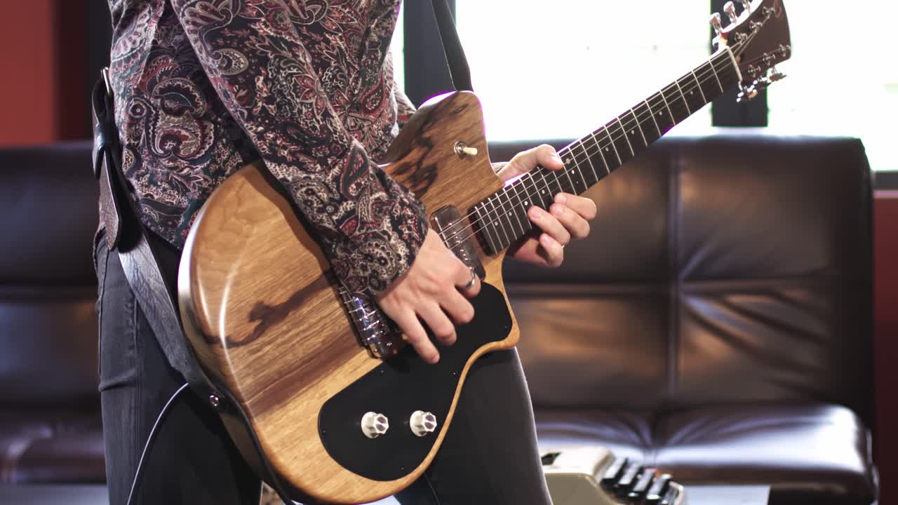 músico tocando la guitarra en casa durante el bloqueo del coronavirus