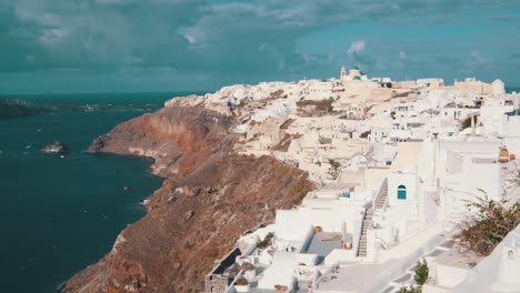 vista del pueblo de oia con una tormenta que se avecina