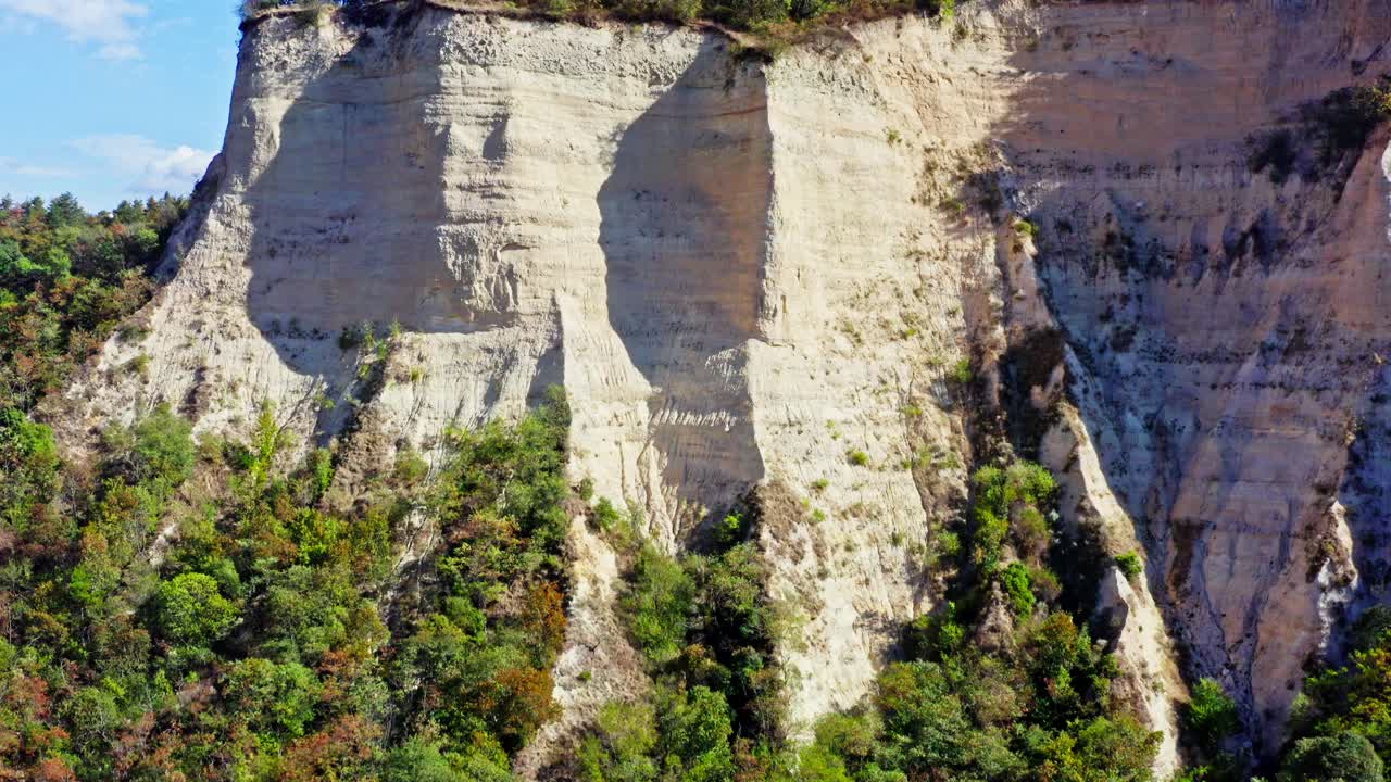 드론은 모래암 절벽으로 올라갑니다. 숲 속의 절벽 암석 형성입니다.