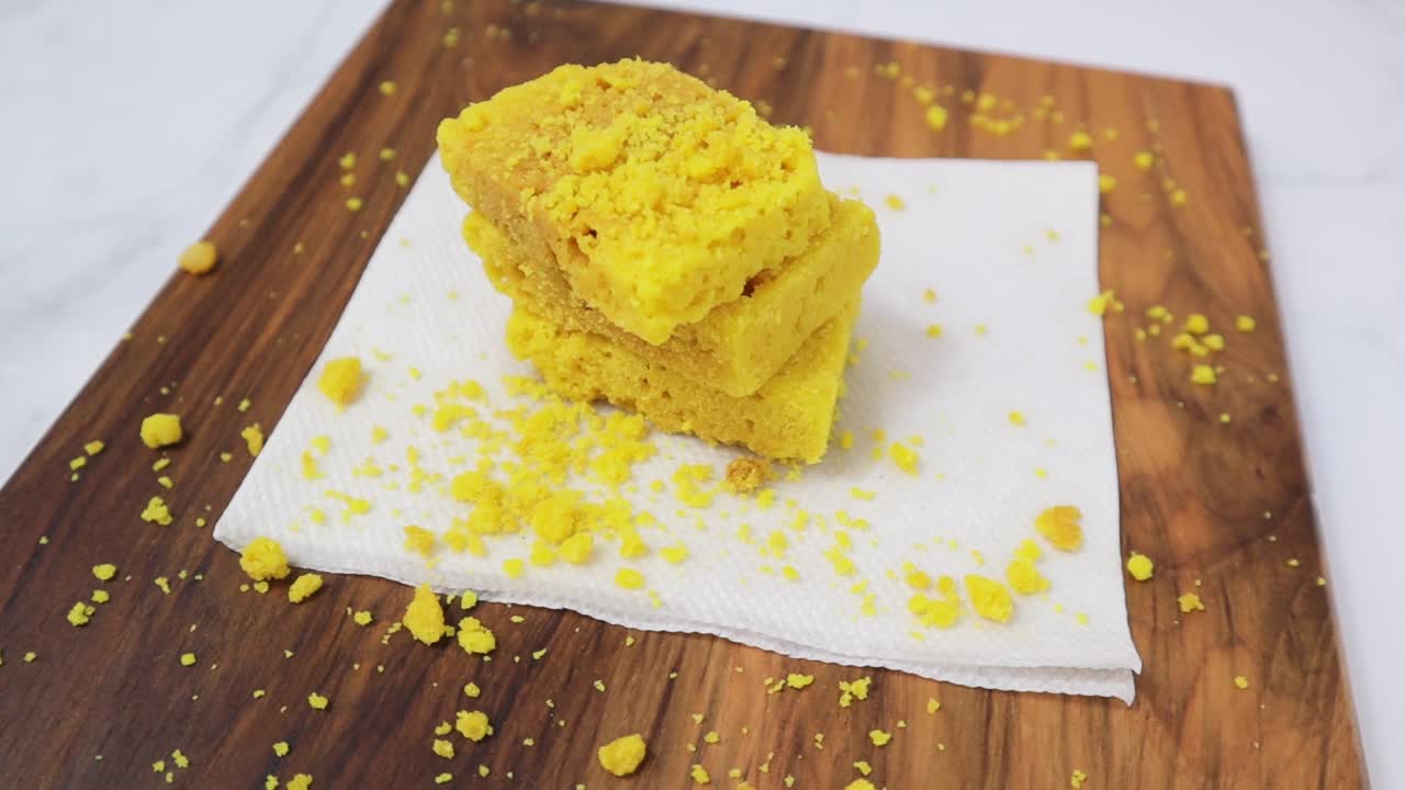 mysore pak 또는 mysuru paaka의 클로즈업 샷은 인도 남부에서 유명한 버터 기름으로 준비된 인도 과자입니다.