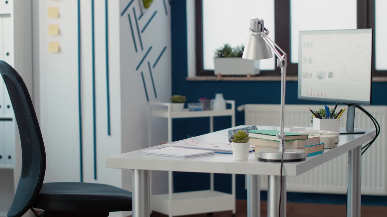 No people in startup company office used to work on business
