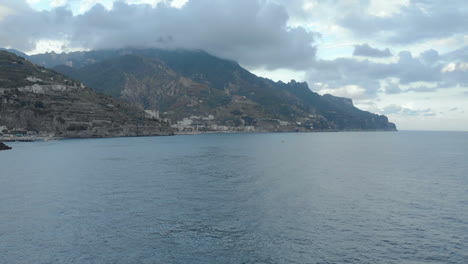 Disparo-De-Un-Dron-Sobre-La-Costa-De-Amalfi,-Italia