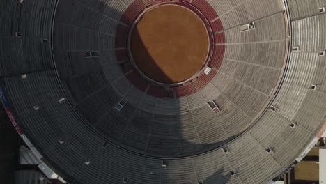 Vista-Aérea-De-Arriba-Hacia-Abajo-De-La-Monumental-Plaza-De-Toros-En-La-Ciudad-De-México