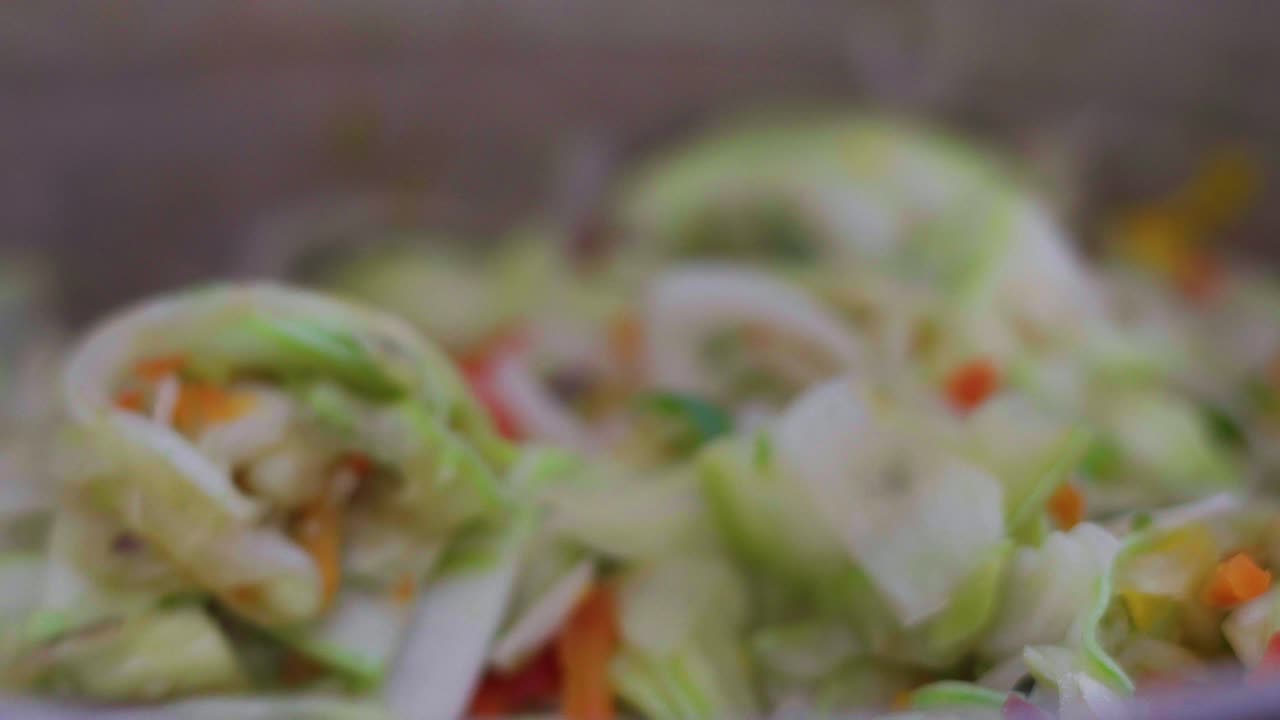 mezclar una salsa vegana con un desnatador de aluminio