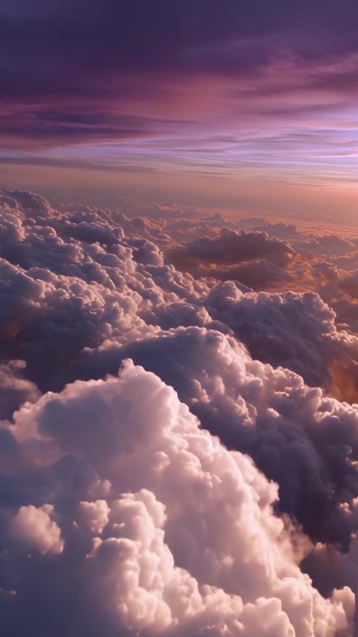 Spettacolare vista aerea di nuvole vibranti al tramonto, che cattura la bellezza della tavolozza della natura nel cielo serale sopra un mare di soffice copertura nuvolosa