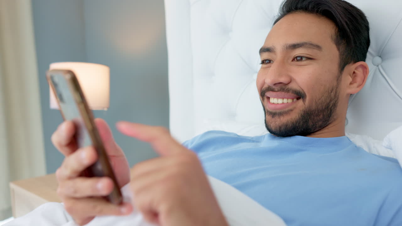 el hombre, los teléfonos inteligentes y las redes sociales