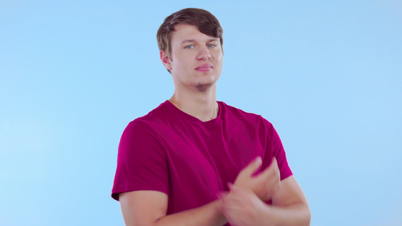 얼굴, 미소와 팔을  ⁇ 은 남자