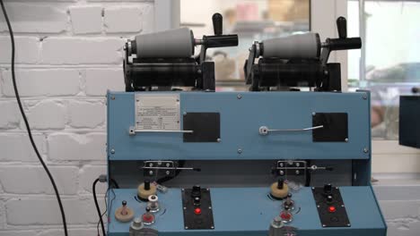equipo de trabajo en el taller de tejer
