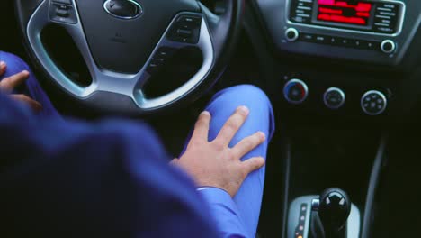 hombre conduciendo coche