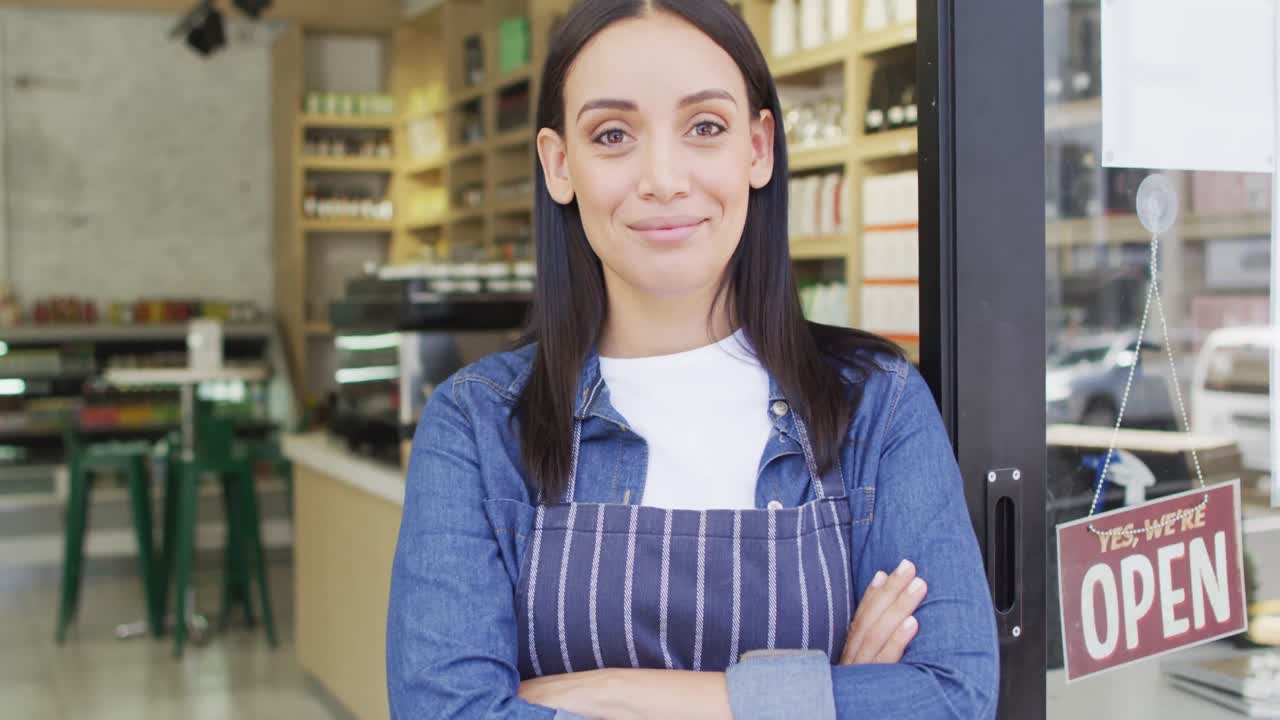 animación de una feliz camarera biracial en una cafetería