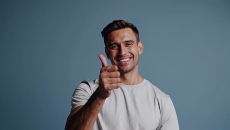 hombre sonriendo y dando pulgares hacia arriba