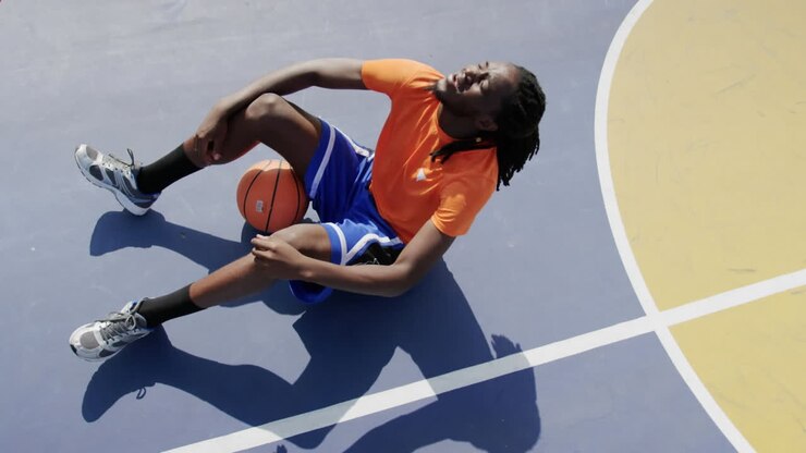 Animation von roten Formen über einem Basketballspieler mit Ball