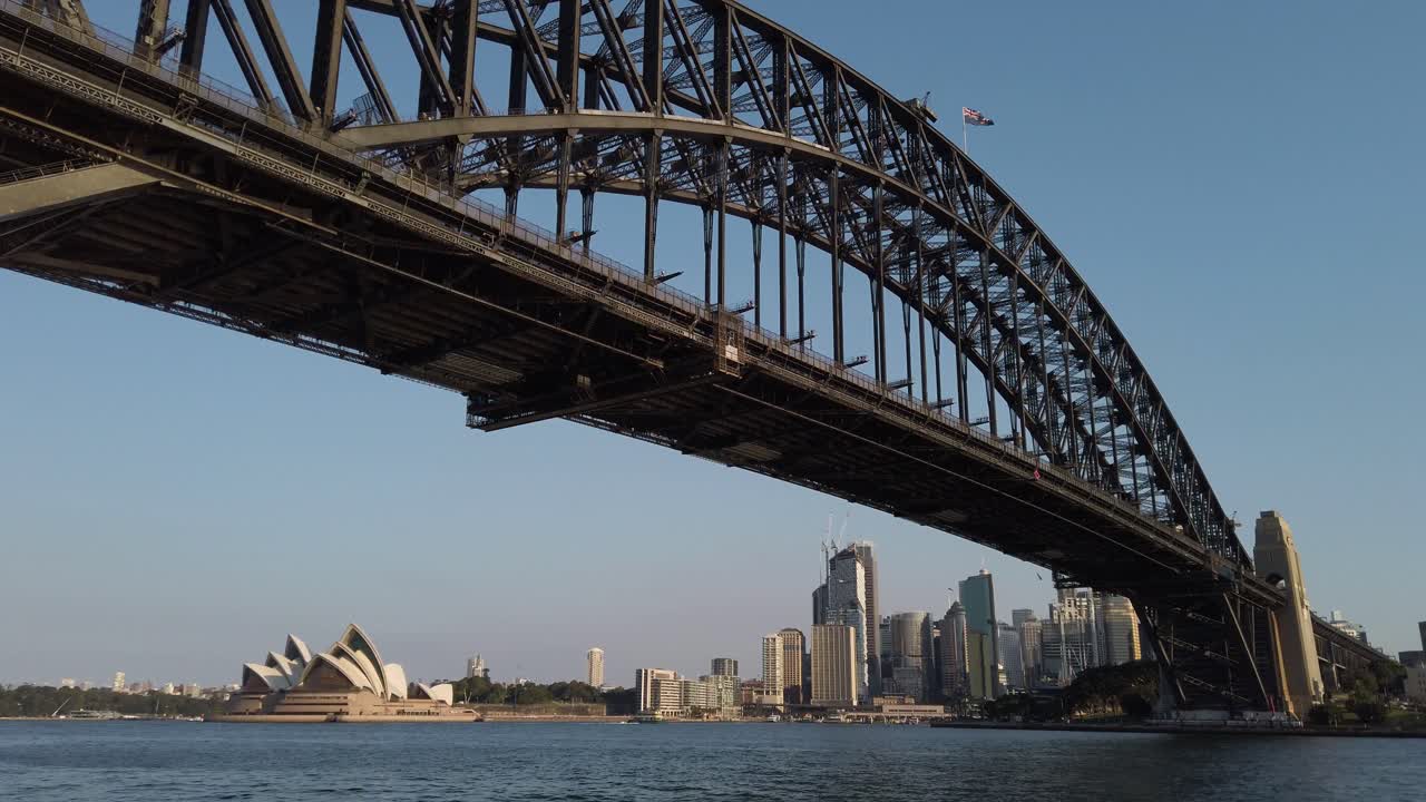 sydney opera house, el puerto y el centro de la ciudad al atardecer en australia - gran plano