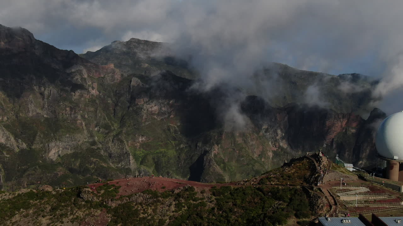 피코 아리에이로, 마데라: 레이더 스테이션을 향해 산과 구름을 배경으로 한 원형의 항공 사진