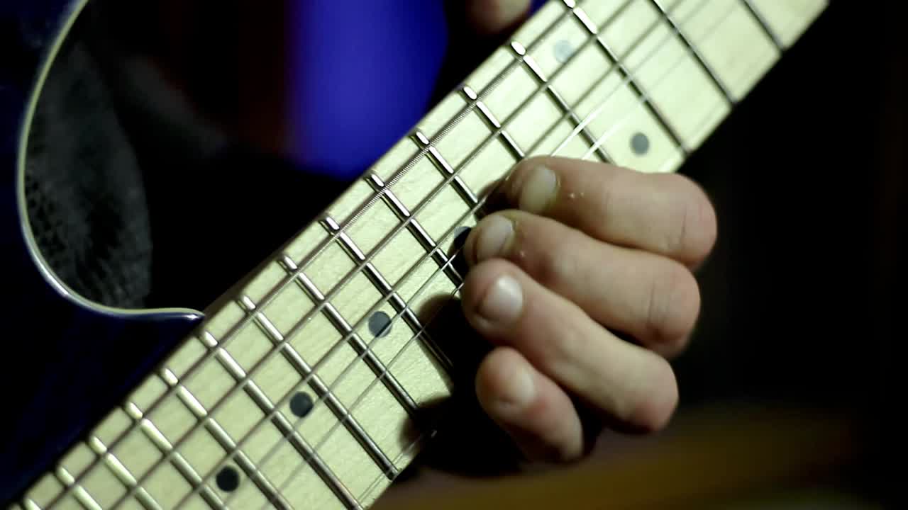 hombre tocando guitarra eléctrica con púa haciendo música almacen de metraje de video