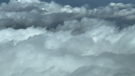 piloto pov volando a través de un cielo amenazante y tormentoso
