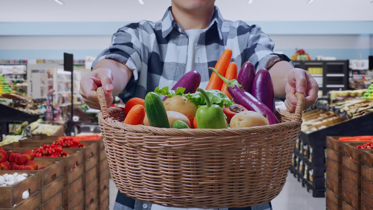 食料品店で野菜の入ったかごを渡すアジア人男性農家のクローズアップ