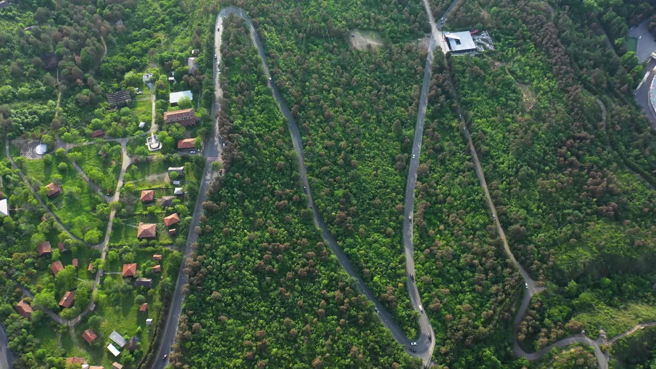 그루지야 수도 트빌리시의 산악 지그재그 도로