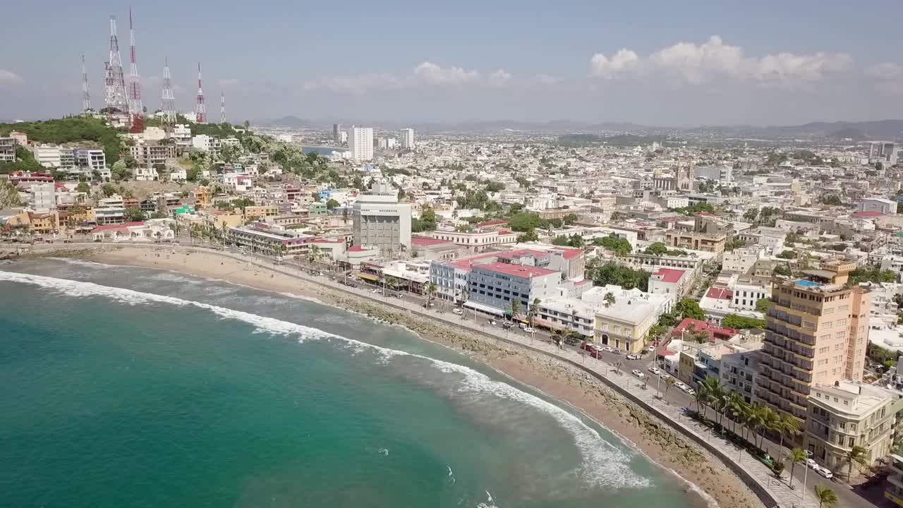 drone aéreo disparado sobre la costa de la ciudad de mazatlán, sinaloa, méxico con vista al mar