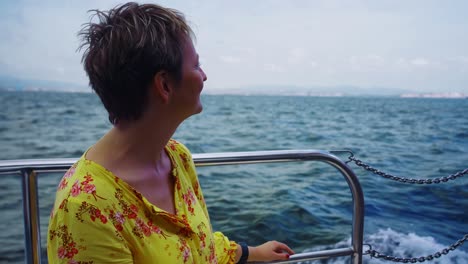 mujer mirando al mar