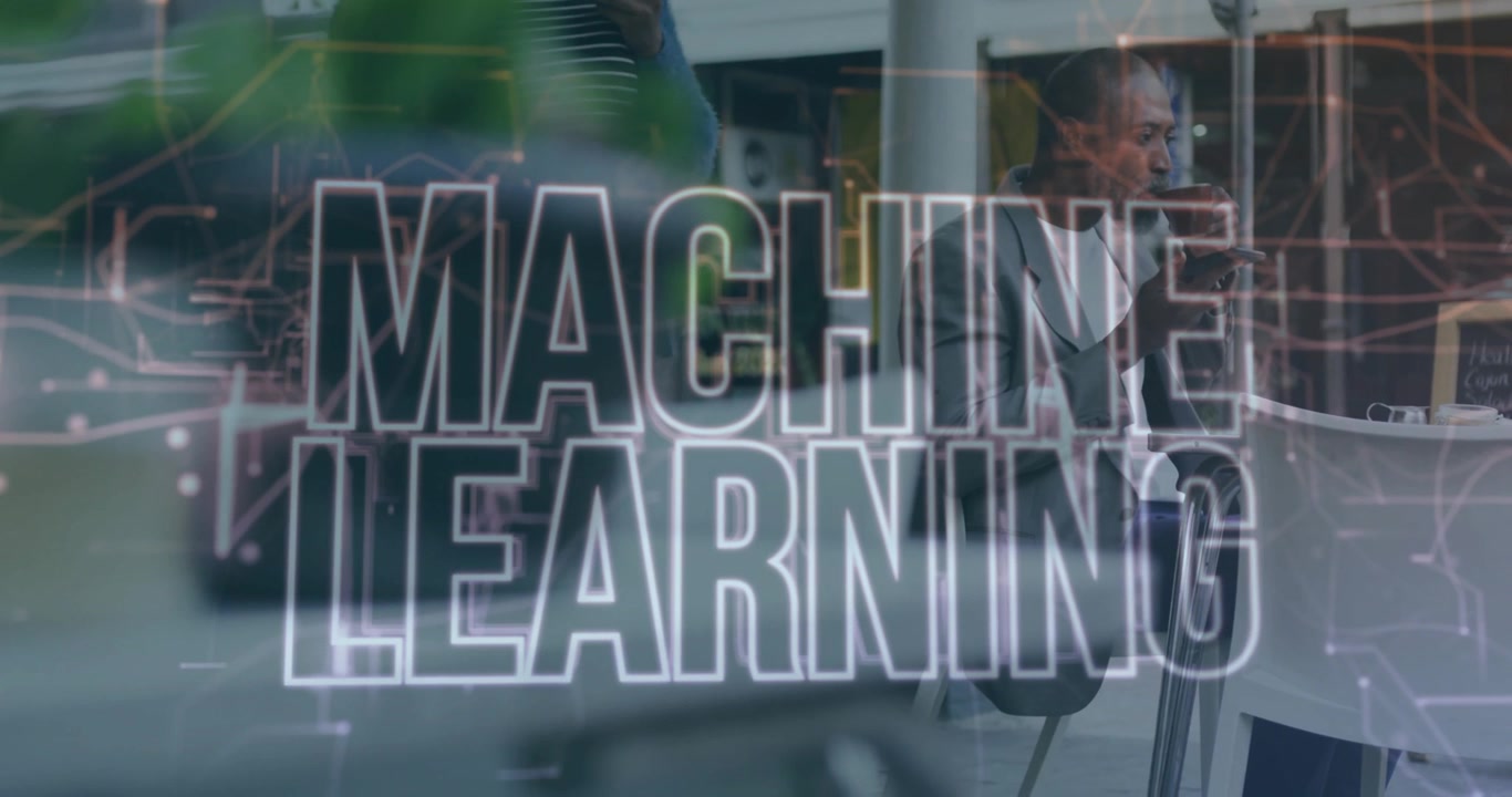 Animation von Machine-Learning-Text über einem afroamerikanischen Mann, der Kaffee trinkt und ein Mobiltelefon benutzt