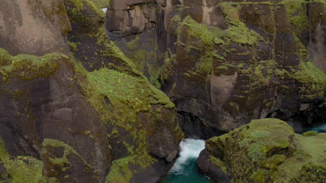 Vista-Aérea-De-La-Cascada-Mogarfoss-Dentro-Del-Cañón-Fjadrargljufur-En-Islandia