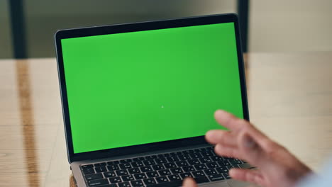 Unternehmerhände-Gestikulieren-Laptop-Modell-Im-Büro.-CEO-Spricht-Mit-Chromakey-Gerät