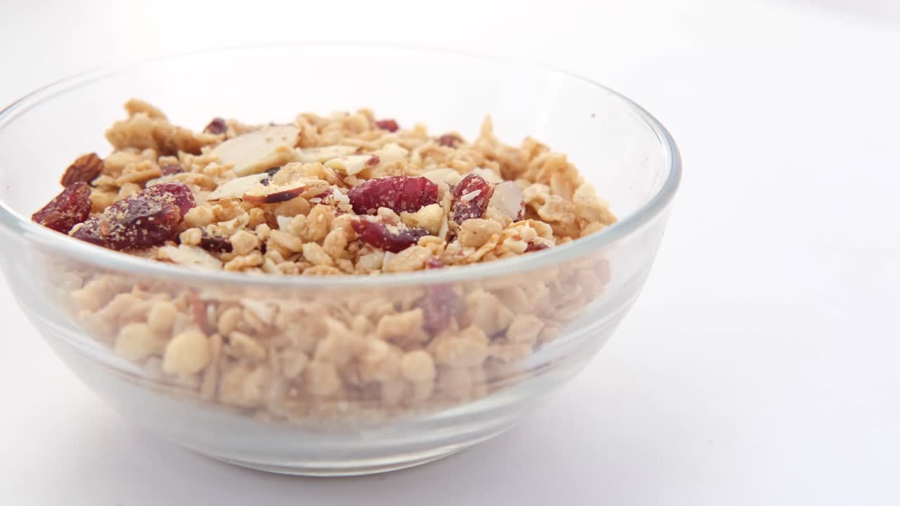 granola en un cuenco de vidrio
