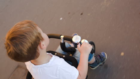 Kleiner-Junge,-Der-Schnell-Fahrrad-Fährt