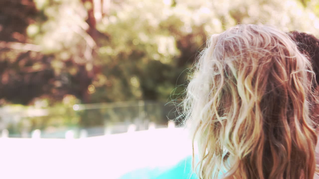 수영장 에서 휴식을 취하는 매력적인 커플