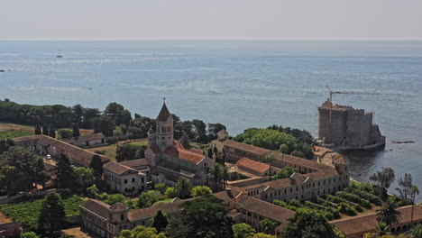 Cannes-Frankreich-Antenne-V21-Vogelperspektive-Drohne,-Die-An-Einem-Sonnigen-Tag-Um-Das-Befestigte-Zisterzienserkloster-Lerins-Abtei-Auf-Der-Insel-Saint-honorat-Mit-Segelbooten-Auf-Dem-Mittelmeer-Fliegt---Juli-2021