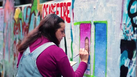 artista creando graffiti en la pared de la calle hosier