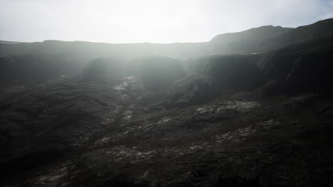 Dunkle-Atmosphärische-Landschaft-Mit-Hohem-Schwarzen-Berggipfel-Im-Nebel