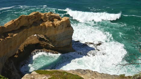 Olas-Alrededor-Del-Arco,-Una-Formación-Rocosa-De-Piedra-Caliza-A-Lo-Largo-De-La-Gran-Carretera-Oceánica,-Cerca-De-Port-Campbell