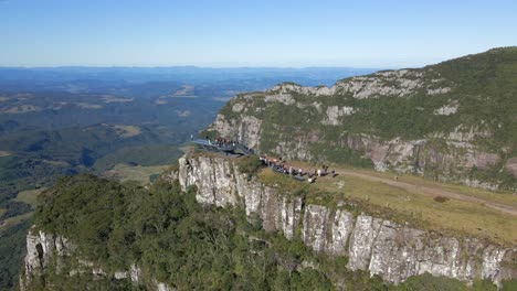 Tourists-at-viewpoint-in-Serra-do-Corvo,-Brazil