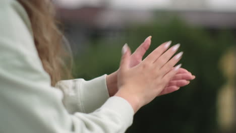 woman clapping hands