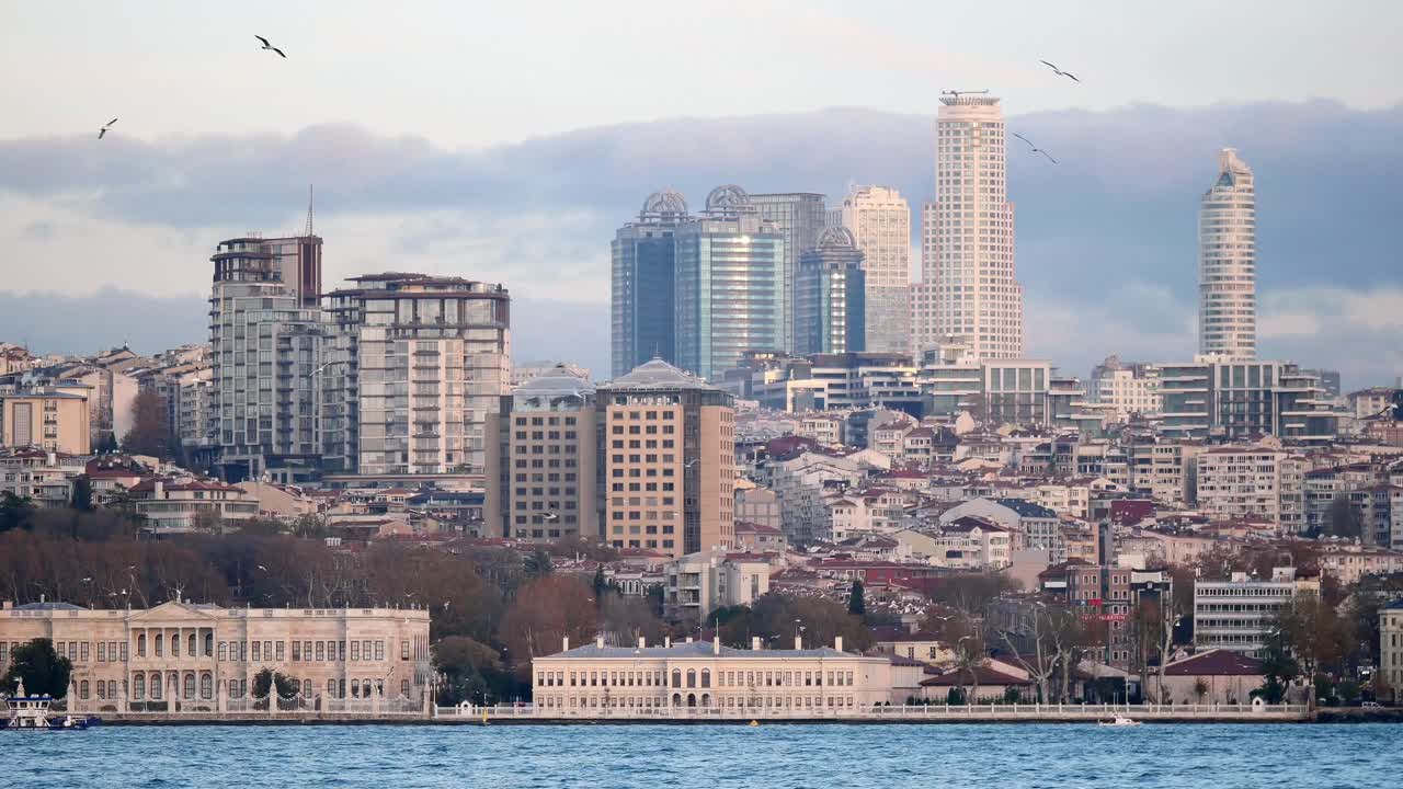Panorama urbano di Istanbul dall'acqua