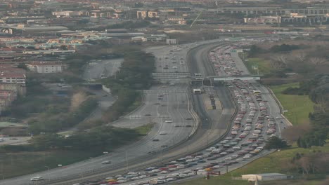 atasco de tráfico masivo en la autopista