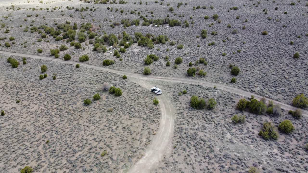 pasando por encima de un coche estacionado en el desierto de la gran cuenca