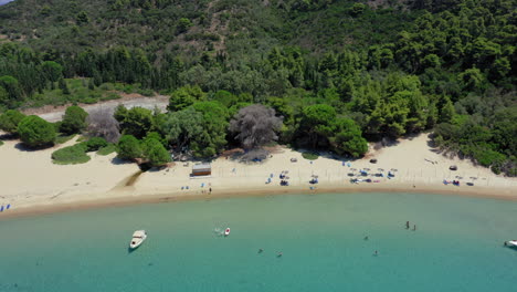 Luftaufnahme:-Drohnenaufnahme-Eines-Strandes-Auf-Der-Insel-Tsougria-In-Der-Nähe-Von-Skiathos,-Sporaden,-Griechenland-Mit-Erstaunlich-Türkisfarbenem-Und-Smaragdgrünem-Kristallklarem-Wasser