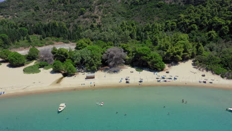aéreo: fotografía de un avión no tripulado de una playa en la isla de tsogria cerca de skiathos, sporades, grecia con una increíble agua cristalina de color turquesa y esmeralda