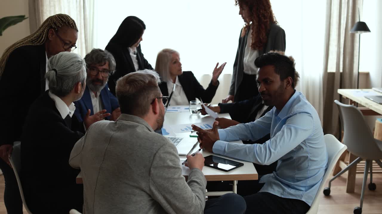 personas de negocios multirraciales que trabajan dentro de la oficina del banco - reunión y concepto de inicio