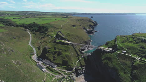 tintagel castle bridge in cornwall, großbritannien