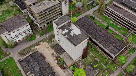volando sobre una vieja central térmica abandonada