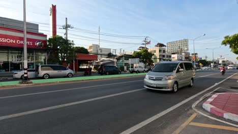 vehículos que se mueven a través de un cruce de la ciudad ocupado